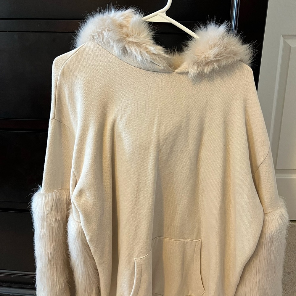 Express faux fur hoodie. Beige. Size S.